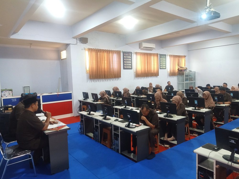 Guru Mengikuti Pelatihan Pembelajaran Digital